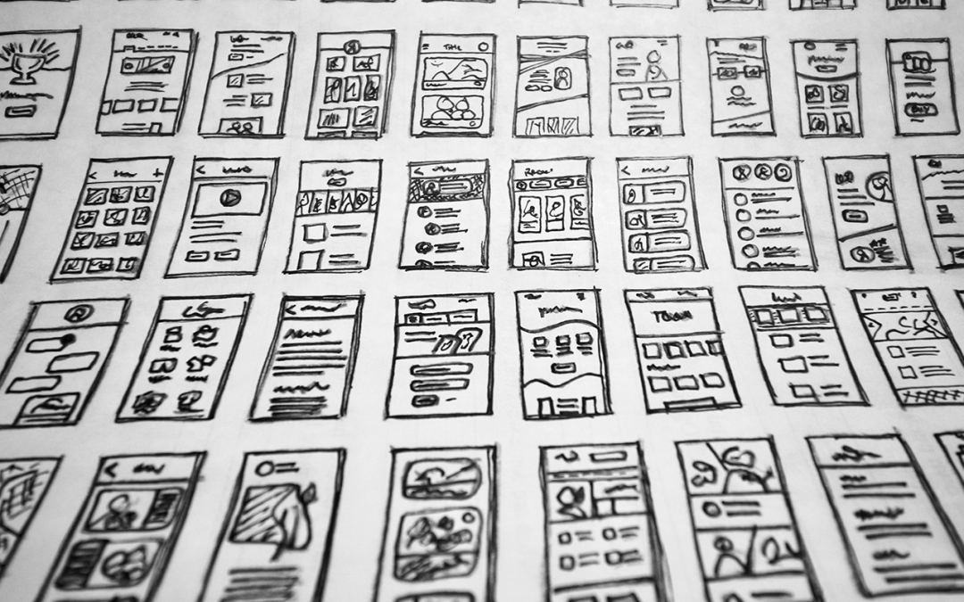 Des maquettes d'UX affichant des designs de site web sur une table