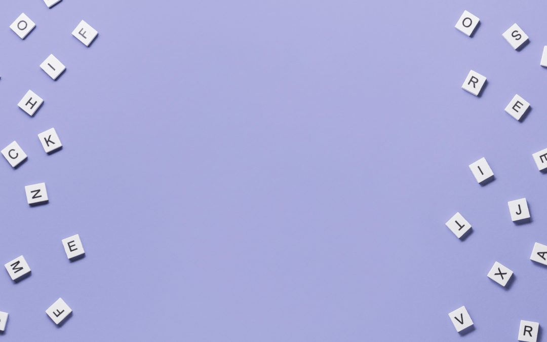 Lettres de l'alphabet tombant sur fond blanc